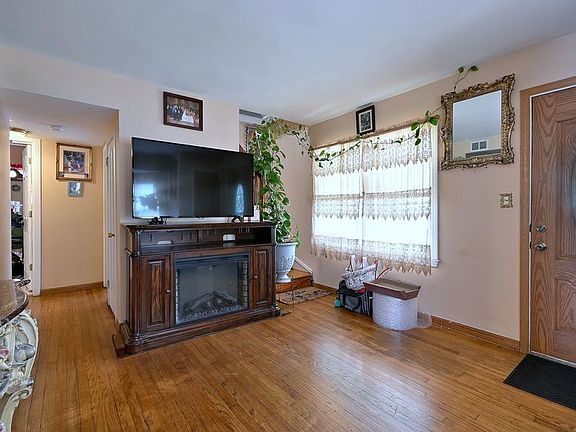 4th image of 236 E Armitage Ave