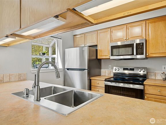5th image of 12345 Roosevelt Way NE #305
