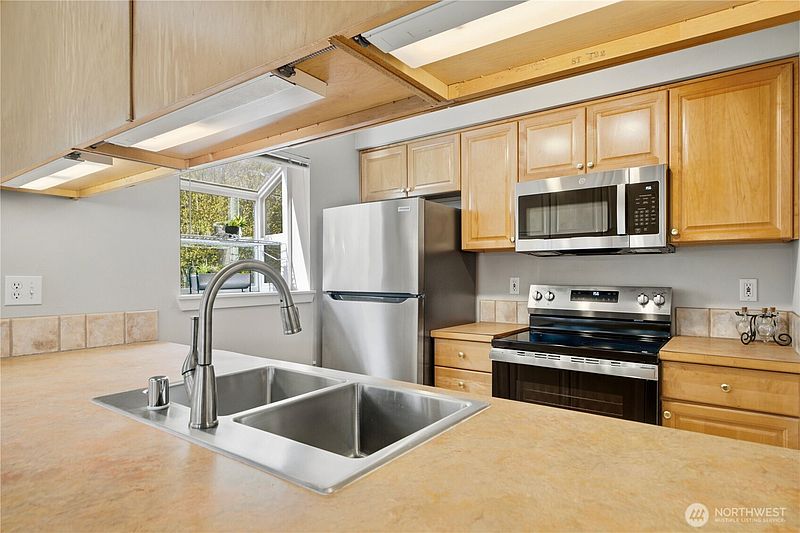 5th image of 12345 Roosevelt Way NE #305