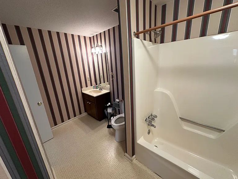 656 Clinton Way W — Photo 10