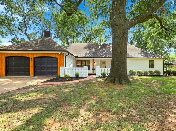 10131 Linden St, Overland Park, KS 66207