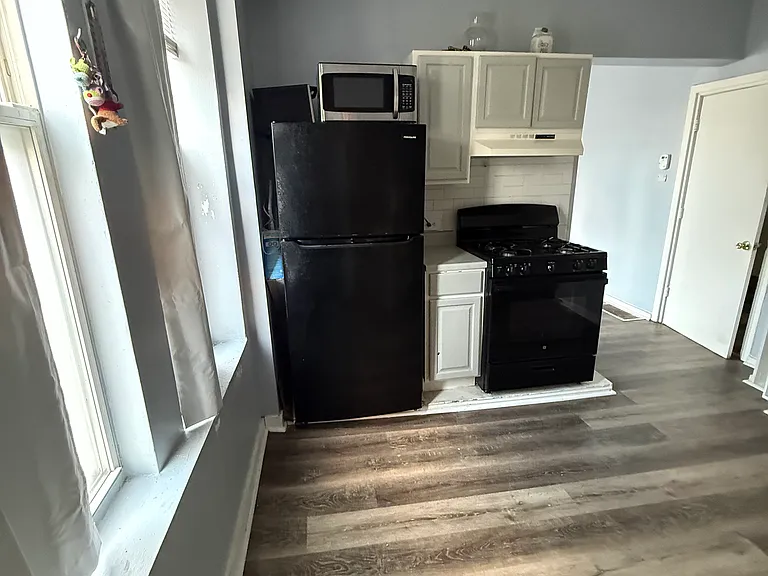2101 S Marshall Blvd #1E — Photo 3