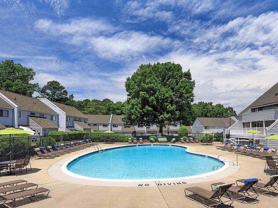 Resort-style Pool and Sundeck with Wi-Fi