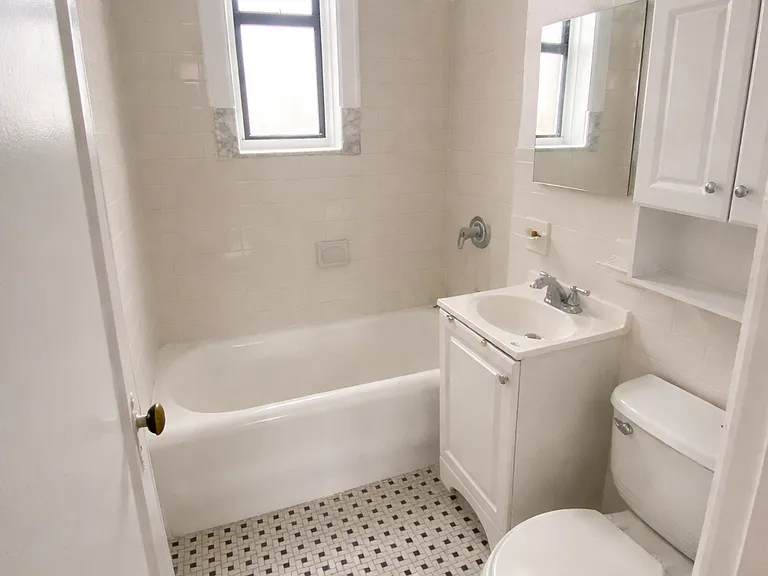 2823 42nd St #D5 — Photo 10