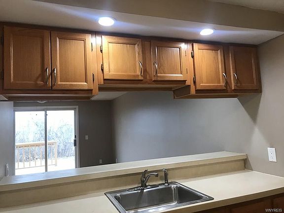3rd image of 23 Crownview Ter