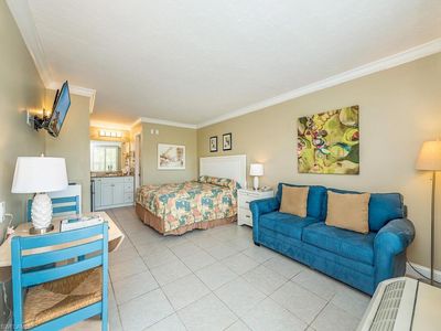 2555 Tamiami Trl N #206, Naples, FL, 34103