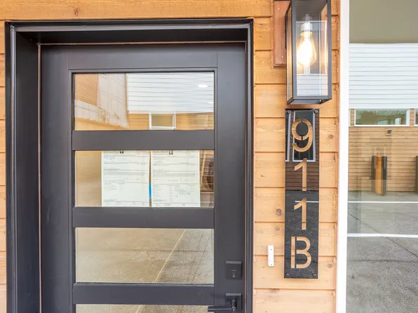 911B NW 56th St, Seattle, WA