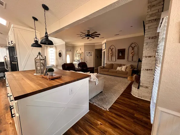 1011 Hilltop Rd, Midlothian, TX 76065