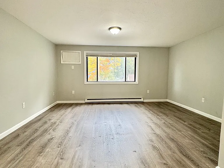 437 Sunderland Rd #J — Photo 6