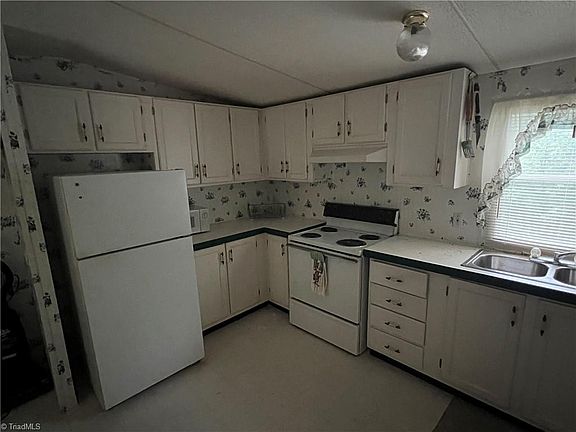 3rd image of 831 Cherry Crest Dr