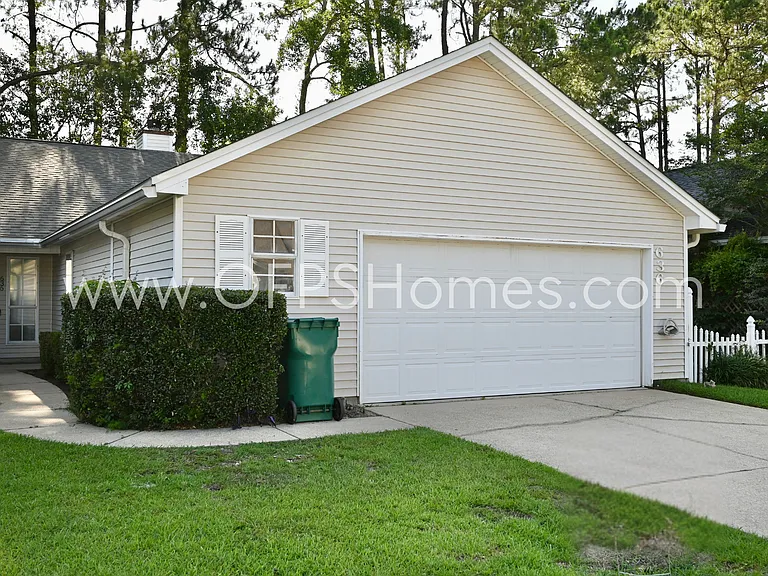 636 Emerald Ln — Photo 2