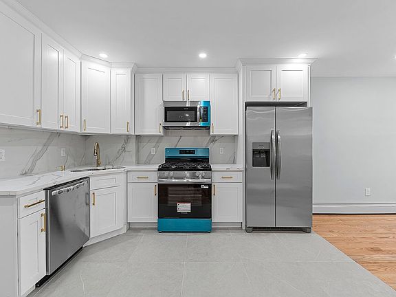 3rd image of 24 E 55th St