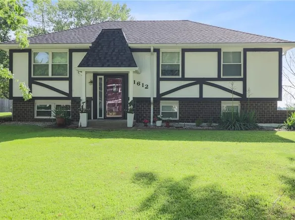 1612 SE Manor Pl, Blue Springs, MO 64014