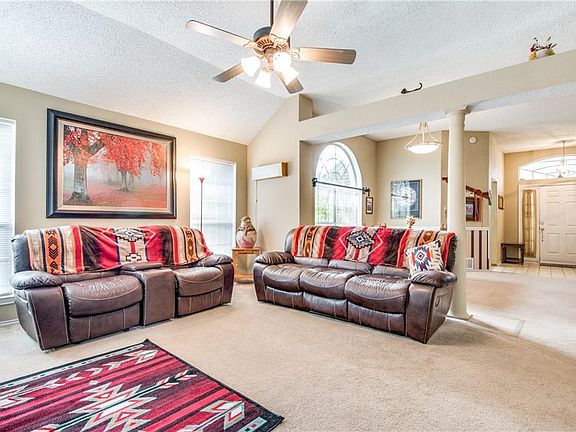 3rd image of 6037 Hillglen Dr