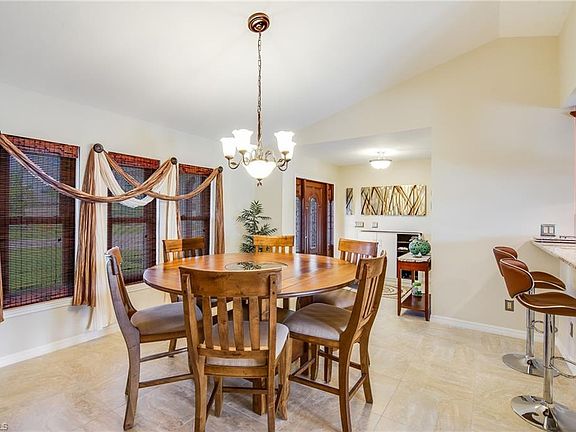 3rd image of 809 SE 4th Pl