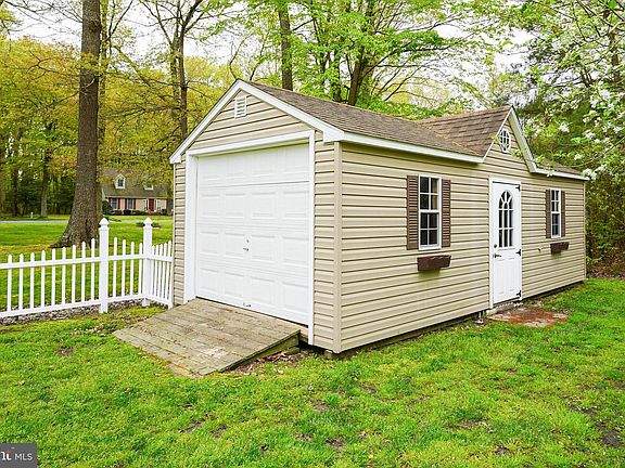 5th image of 804 White Oaks Ln