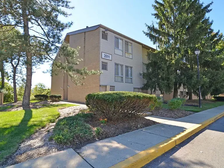 Woodlake Village Apartments — Photo 11
