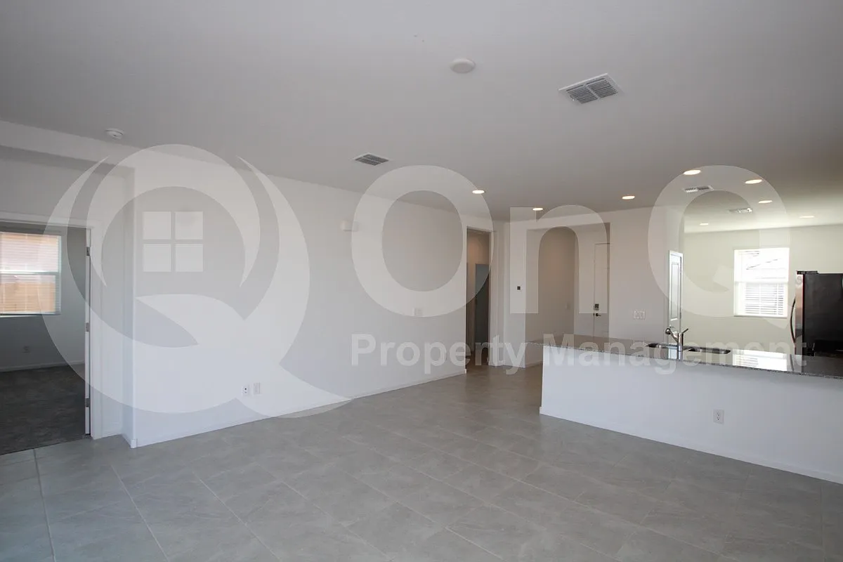 3 bed, 2.0 bath, 1402 sqft, $1,495 — Photo 4
