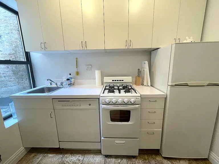 326 E 65th St #18 — Photo 2