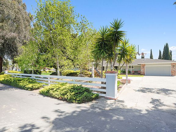 3rd image of 10881 Garza Ln