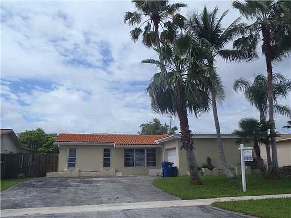 5th image of 10690 NW 27th Ct