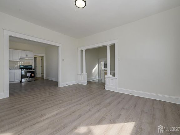5th image of 377 Delavan St