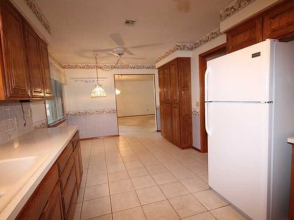 4th image of 27 Churchill Dr
