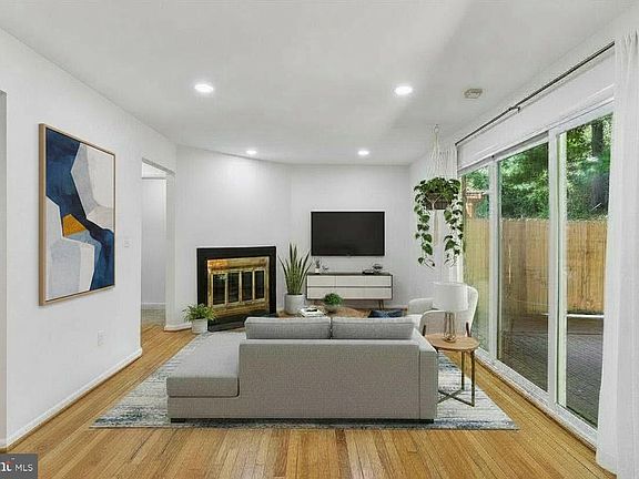 4th image of 12234 Greenleaf Ave
