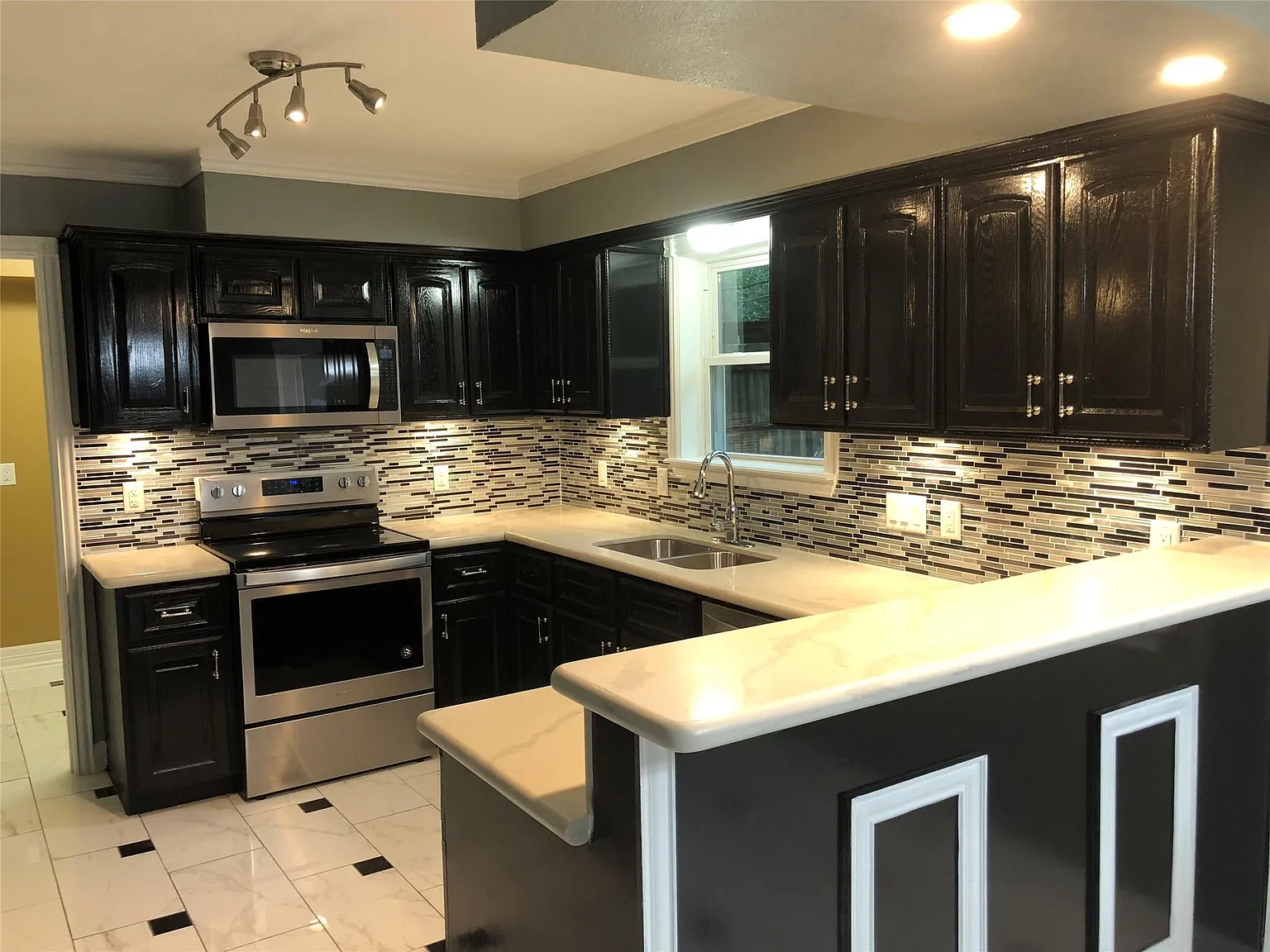4 bed, 2.5 bath, 2616 sqft, $2,400 — Photo 1
