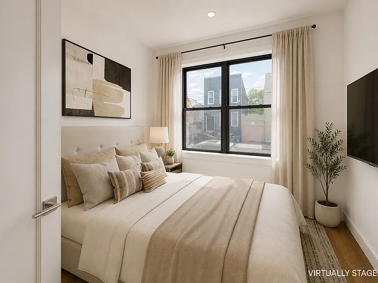 1879 Linden St #1R — Photo 4