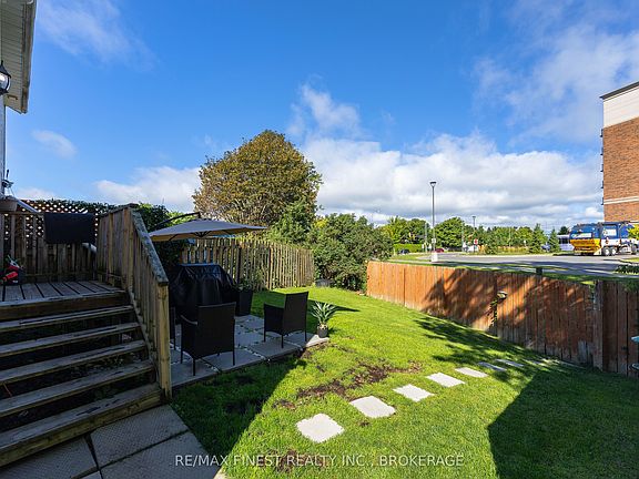 4th image of 944 Uxbridge Cres