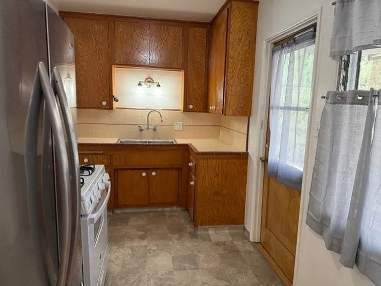 1055 Thompson Ave — Photo 9