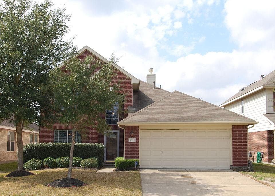 Spacious 4 bed 2/1 bath located in Great Oaks subdivision!