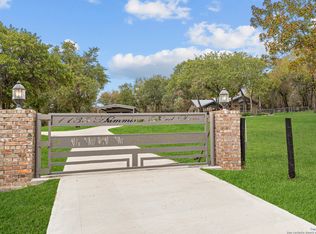 1135 Hummingbird Ln, Adkins, TX 78101