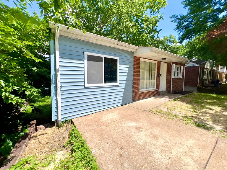 410 N Elizabeth Ave — Photo 2