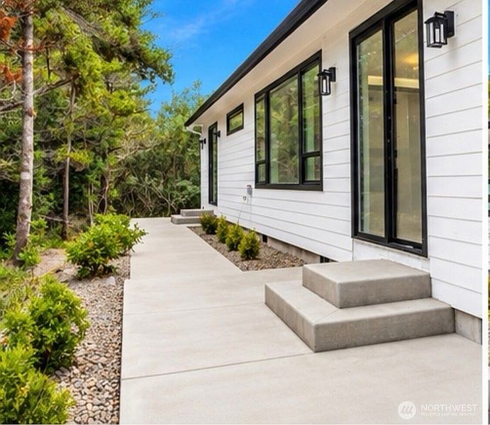 3rd image of 703 Shoreview Drive N