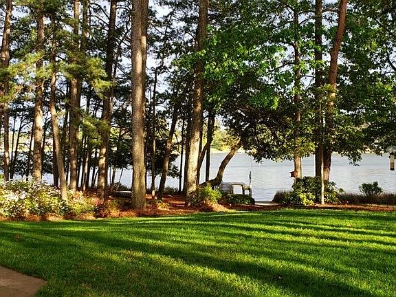 Huge private backyard on Lynnhaven River