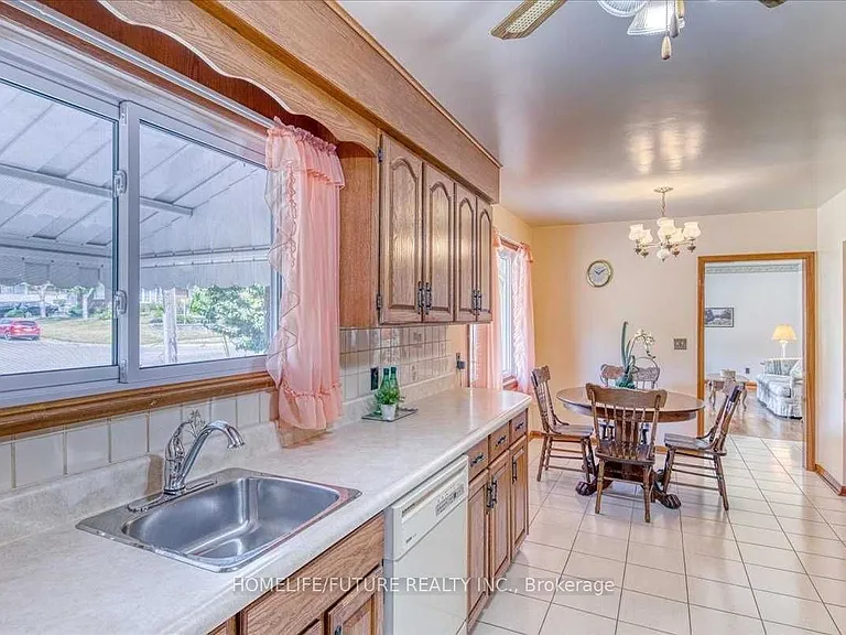 581 Gibbons St — Photo 9