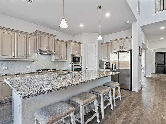 3rd image of 554 Westwood Way Dr