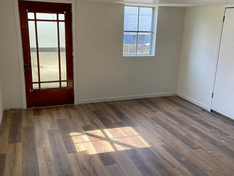 109 E Locust St — Photo 10