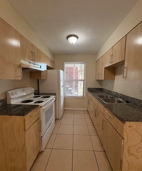 Sunshine Village Apartments — Photo 4