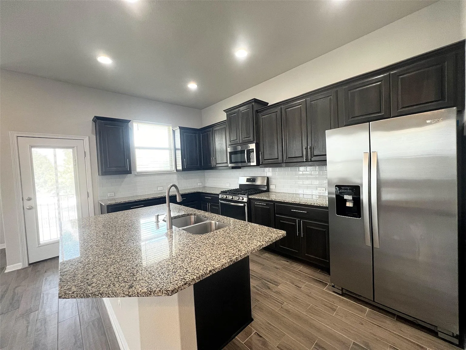3 bed, 2.5 bath, 1943 sqft, $2,100 — Photo 2
