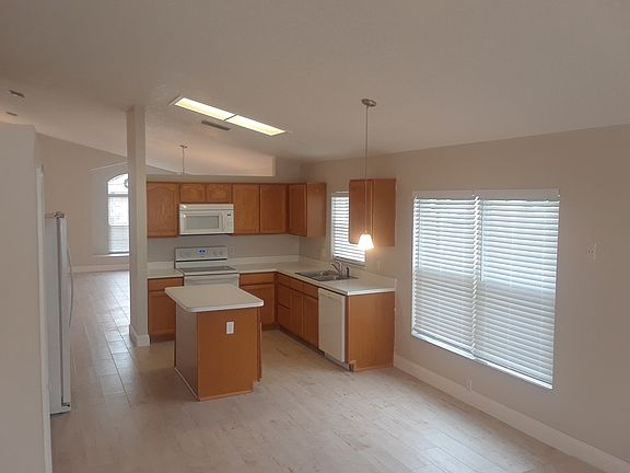 4th image of 13507 Emeraldview Dr