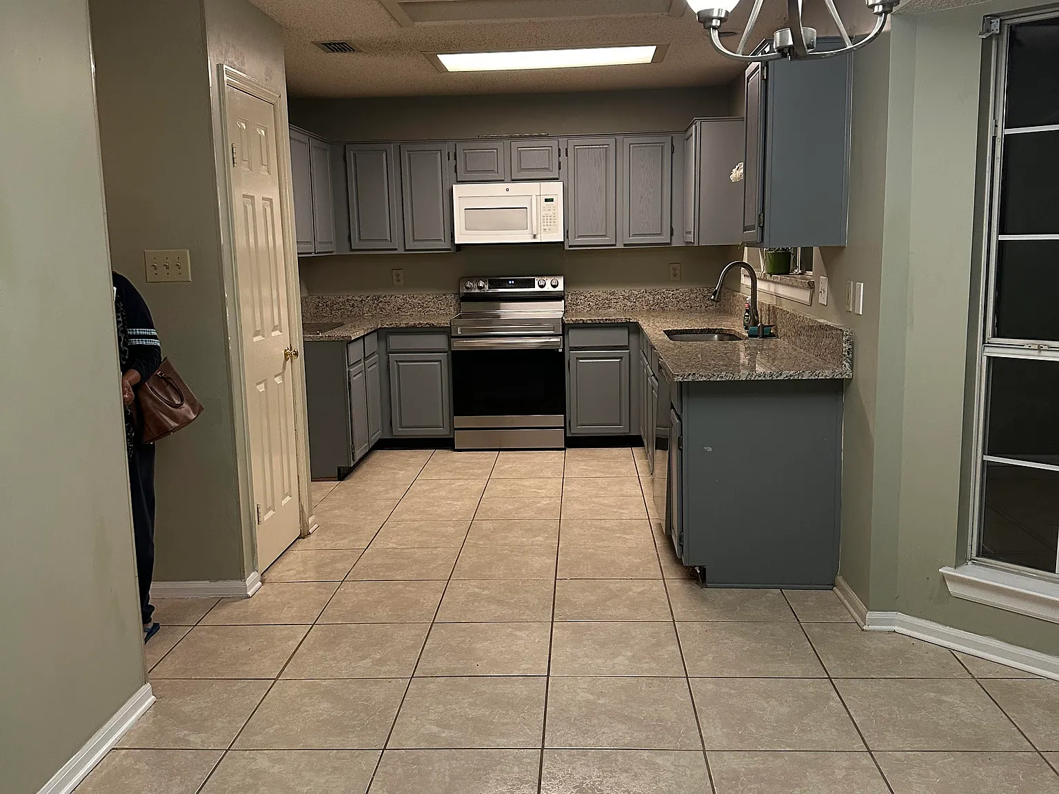3 bed, 2082 sqft, $2,450 — Photo 3