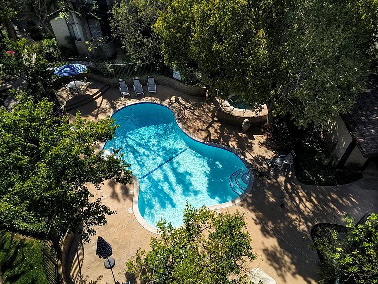 21931 Burbank Blvd #17 — Photo 36