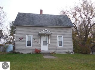 211 W 3rd St, Clare, MI 48617
