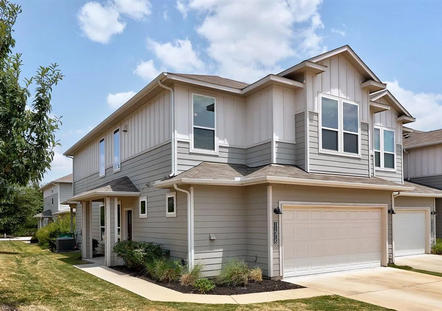 Lovely Modern Home in North East Austin! — Photo 2