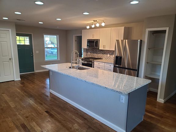 5th image of 262 Esmeralda Dr