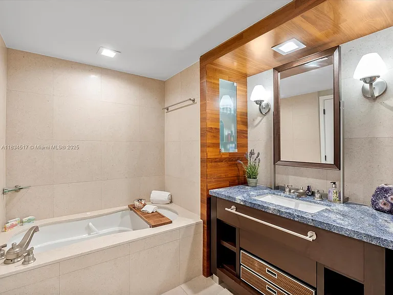6801 Collins Ave #1402 — Photo 21