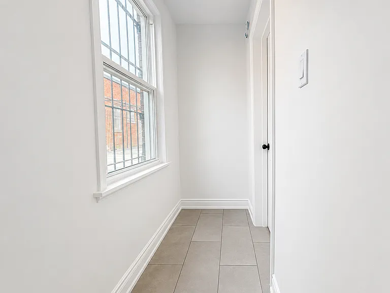 1127 Main St E — Photo 20